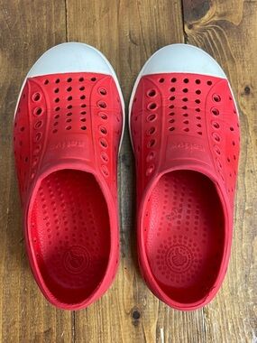 Native shoes kid toddler size 9 red Jefferson style foam sneakers